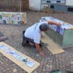 H. Mimel beim Anbringen der Fliesen