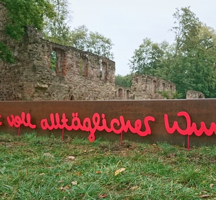 Schriftobjekt Mauer von Juliane Köhler und Kerstin Schaefer