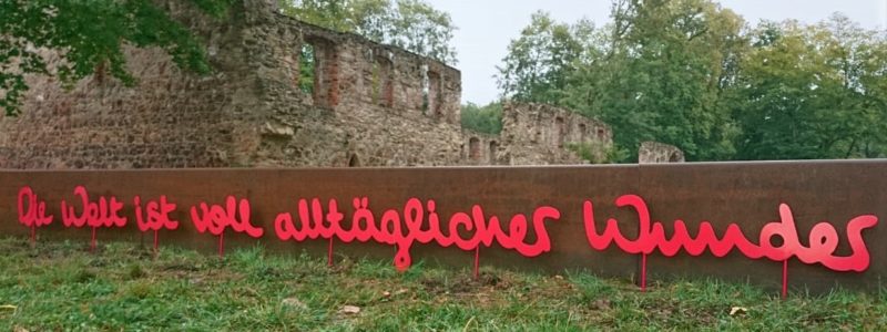 Schriftobjekt Mauer von Juliane Köhler und Kerstin Schaefer