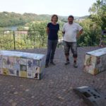 Die Künstlerin mit dem Fliesenleger Holger Mimel