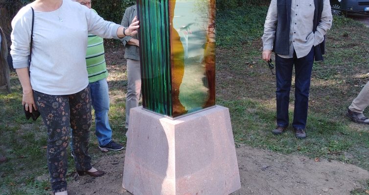 Besucher betrachten des Kunstwerk