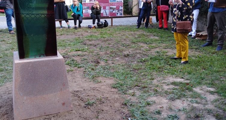 Bettina Schubert, Ludolf-Colditz-Stiftung Kloster Marienthal Sornzig, begrüßt mit einer kurzen historischen Einordnung das Kunstwerk am Standort Sornzig