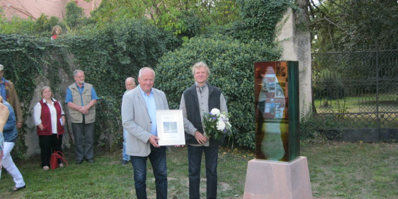 Bürgermeister Johannes Ecke erhält die Urkunde zzur Übergabe des Kunstwerkes.