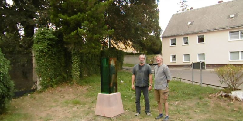 Frank Brinkmann und E.Andreas Hartzsch sind stolz auf das fertiggestellte Kunstwerk