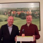 Johannes Ecke, Bürgermeister Stadt Mügeln, und der Künstler E.Andreas Hartzsch mit Modell des Kunstwerks vor einem Bild von Mügeln