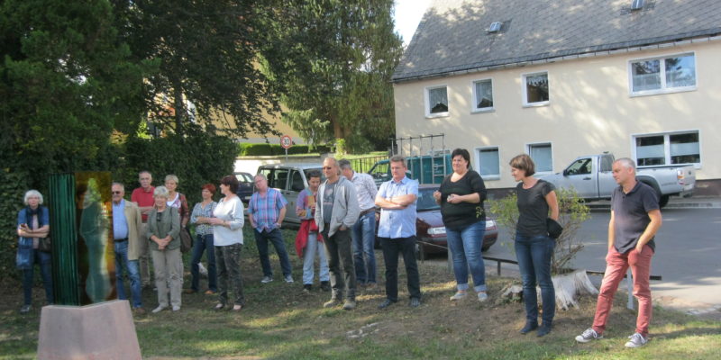 Viele Gäste nehmen an der Veranstaltung zur Übergabe des Kunstwerkes teil.