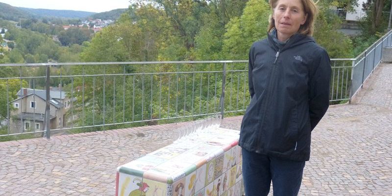 Die Künstlerin Rosi Steinbach vor der Bank