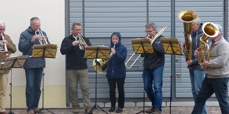 Der Leisniger Posaunenchor begleitet die Veranstaltung mit mehreren Musikstücken